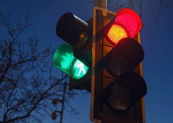 Tutupi Traffic Light, Dinas Perhubungan Bandar Lampung Tertibkan Tiang Fiber Optik