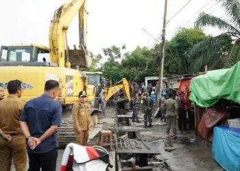 Haris Bersama Maulana Turun Lakukan Penertiban PKL Dikawasan Talang Banjar Kota Jambin