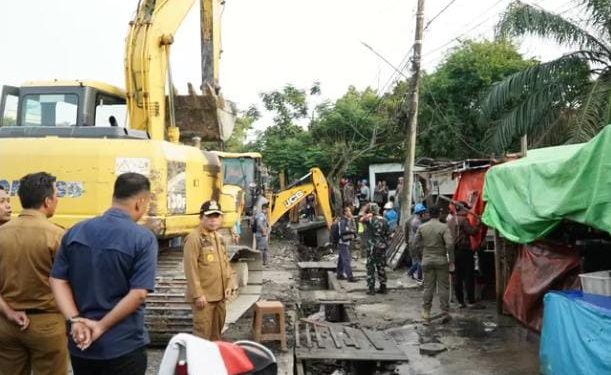 Haris Bersama Maulana Turun Lakukan Penertiban PKL Dikawasan Talang Banjar Kota Jambin