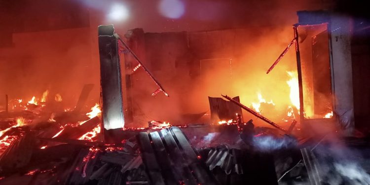 Kebakaran Hebat di Desa Plalagan Dusun jamabaran Situbondo, 6 Rumah Terbakar dan 2 Orang Terluka
