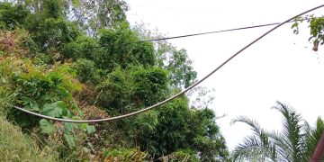 Kabel Listrik PLN dibeberapa titik jalan Lintas Kecamatan berserakan dan ada yang menjuntai ketanah seperti tidak terurus