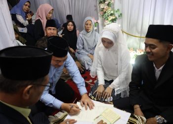 Senyum Bahagia Pasangan Pengantin Disaksikan Langsung Oleh Wawali Harris Bobihoe