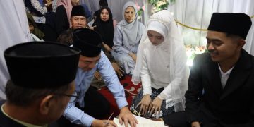 Senyum Bahagia Pasangan Pengantin Disaksikan Langsung Oleh Wawali Harris Bobihoe