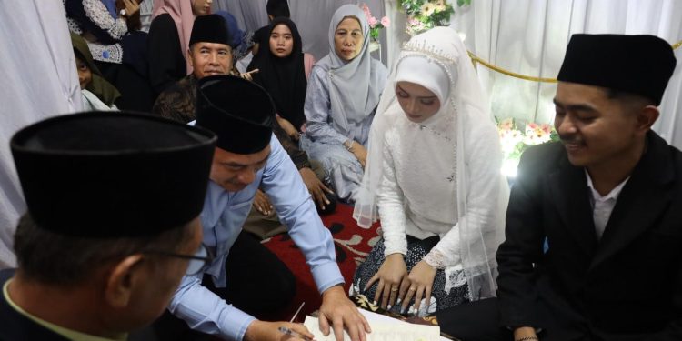 Senyum Bahagia Pasangan Pengantin Disaksikan Langsung Oleh Wawali Harris Bobihoe