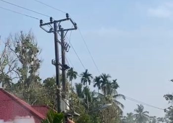 WARGA KAGET. SATU UNIT TRASNFORMATOR MILIK PLN KEBAKARAN