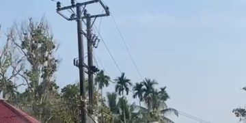 WARGA KAGET. SATU UNIT TRASNFORMATOR MILIK PLN KEBAKARAN