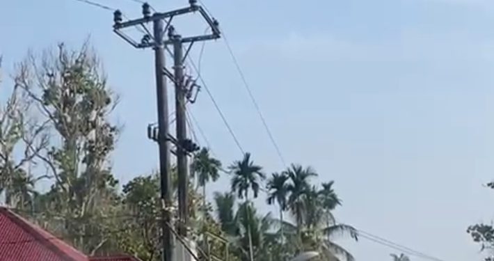 WARGA KAGET. SATU UNIT TRASNFORMATOR MILIK PLN KEBAKARAN