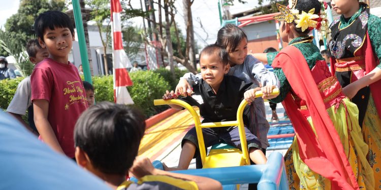 Wali Kota Bekasi Tri Adhianto Resmikan Taman Bermain RW 26 Teluk Pucung, Dorong Ruang Publik untuk Warga