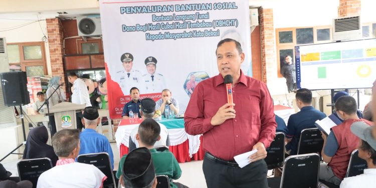 BLT dari Cukai Tembakau Dibagikan, Walikota Tri Langsung Salurkan ke Warga