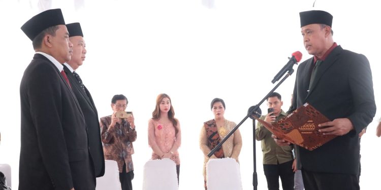 Wali Kota Bekasi Lantik Dua Direktur Utama BUMD: Dorong Profesionalisme dan Sinergi Tingkatkan PAD