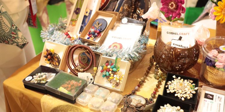 Ketua Dekranasda Kota Bekasi Hadir di Puncak HUT ke-45 Dekranas, Kenalkan Produk Hasil Kerajinan Asal Kota Bekasi