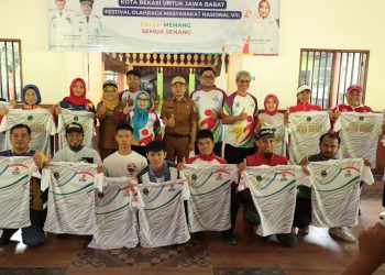 Wali Kota Bekasi Tri Adhianto Lepas Kontingen KORMI Kota Bekasi untuk FORNAS VIII NTB