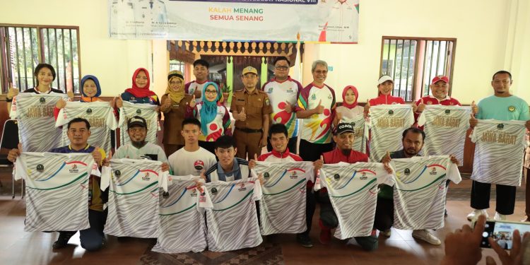 Wali Kota Bekasi Tri Adhianto Lepas Kontingen KORMI Kota Bekasi untuk FORNAS VIII NTB