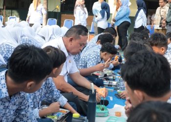 Bawa Bekal dari Istri, Wali Kota Bekasi Tri Adhianto Makan Bareng Siswa SMPN 3 Kota Bekasi
