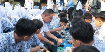 Bawa Bekal dari Istri, Wali Kota Bekasi Tri Adhianto Makan Bareng Siswa SMPN 3 Kota Bekasi