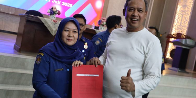 Wali Kota Bekasi Hadiri Penyerahan SK PPPK Damkar, Apresiasi Kesiapsiagaan Tanpa Batas