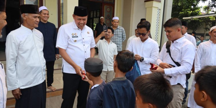 Wali Kota Bekasi Jumat Keliling di Masjid Al Istiqomah, Dorong Penyelesaian PSU dan Perhatian Kesehatan Lingkungan.