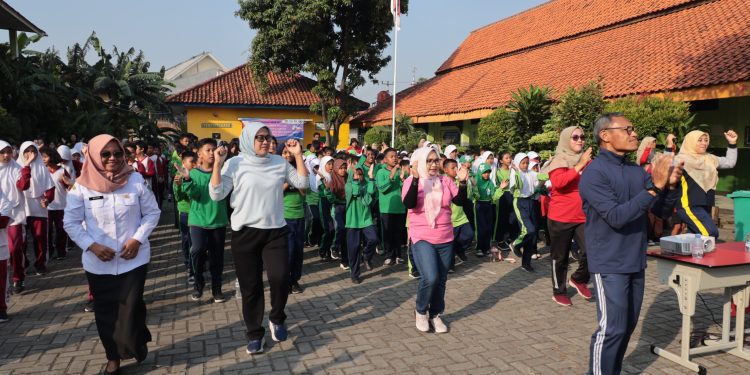 Ketua TP PKK Kota Bekasi Hadiri Senam Ceria Bersama Siswa SD Di Kota Bekasi, Semarakkan Hari Anak Nasional