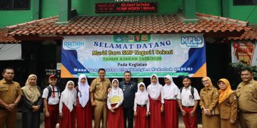 Ketua TP PKK Kota Bekasi Meninjau Kegiatan MPLS ke Sejumlah Sekolah