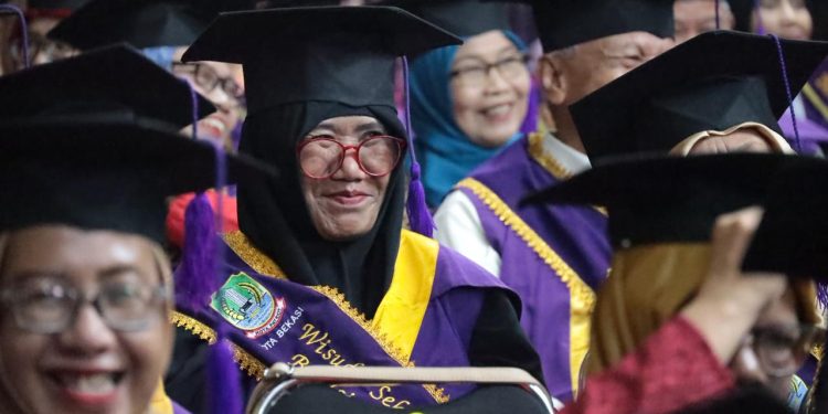 Wali Kota Bekasi Hadiri Wisuda Sekolah Lansia 2025: Apresiasi untuk Semangat dan Produktivitas Para Lansia