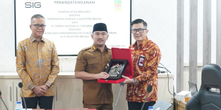 Infrastruktur, Bupati Bekasi Gandeng BUMN PT Semen Indonesia