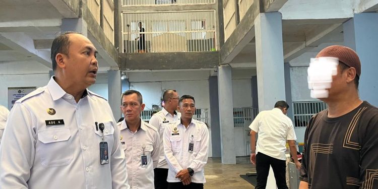 Kalapas Narkotika Bandar Lampung Pimpin Kontrol Hunian, Pastikan Keamanan, Kedisiplinan, dan Kesehatan WBP