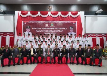 Bupati Franch Bernard Tumanggor mengukuhkan pasukan pengibar bendera pusaka (paskibraka) di balai Diklat cikaok