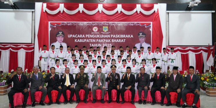 Bupati Franch Bernard Tumanggor mengukuhkan pasukan pengibar bendera pusaka (paskibraka) di balai Diklat cikaok