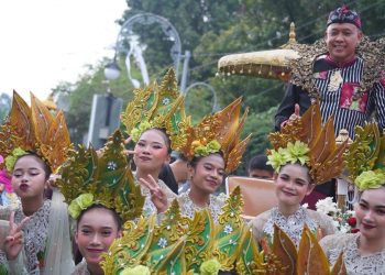 Tri Adhianto Kenakan Busana Sri Maharja Tarusbawa, Harris Bobihoe Tampil Adat Bekasi di HUT Jabar ke 80