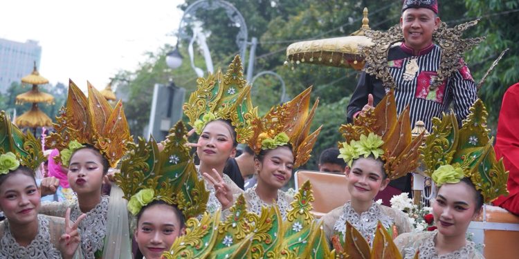 Tri Adhianto Kenakan Busana Sri Maharja Tarusbawa, Harris Bobihoe Tampil Adat Bekasi di HUT Jabar ke 80
