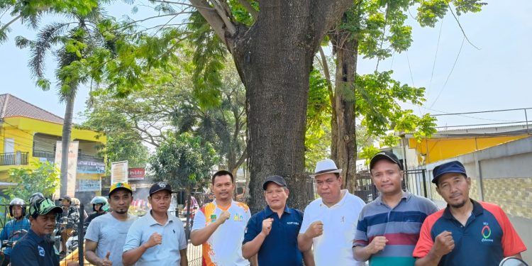 Giat kebersihan Jalur Utama  Perumahan Mega Regency Desa Sukaragam Menggandeng DPRD Kabupaten Bekasi Komisi IV Surohman,S.H, M.Kom dan Dinas Lingkungan Hidup