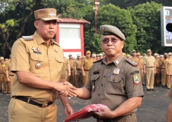 Pemkot Bekasi Bagikan 11.000 Bendera Merah Putih untuk Masyarakat Lewat Kecamatan, Kelurahan, dan Perangkat Daerah dalam Rangka HUT RI ke-80