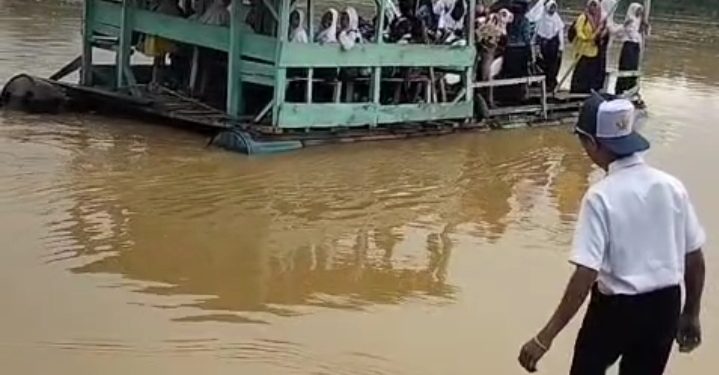 Akankah Jembatan Permanen Dibangun ? Transportasi Tempek Tua Masih Beroperasi Hingga Kini