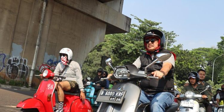 Bareng Komunitas Vespa, Wawali Harris Bobihoe Gaungkan Semangat Kemerdekaan
