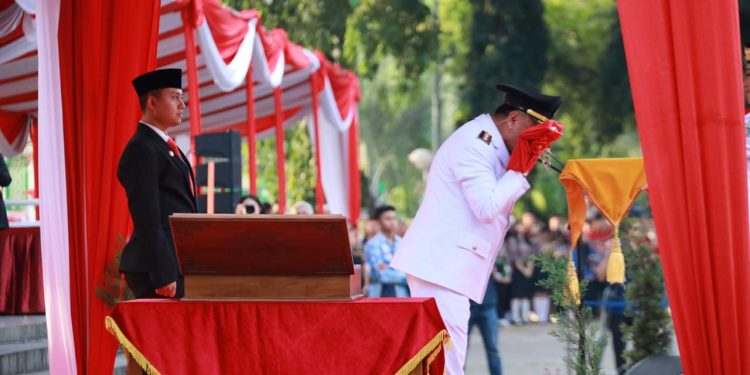 Tabola Bale Bikin Meriah Suasana Parade Senja Di Alun-Alun Kota Bekasi, Wawali Harris Bobihoe Bergoyang Bersama Masyarakat