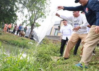 Danau VIP Jadi Hidup Lagi, Tri Adhianto Tanam Pohon & Tebar Ikan Bareng Warga