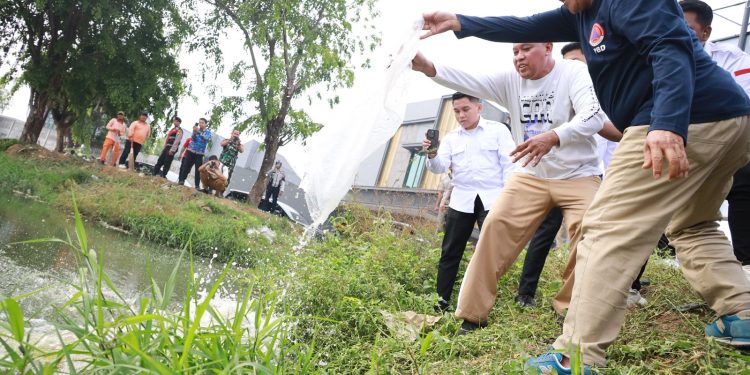 Danau VIP Jadi Hidup Lagi, Tri Adhianto Tanam Pohon & Tebar Ikan Bareng Warga