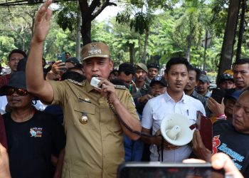 Wali Kota Bekasi Duduk Bersama Massa Aksi, Serap Aspirasi di Tengah Jalan