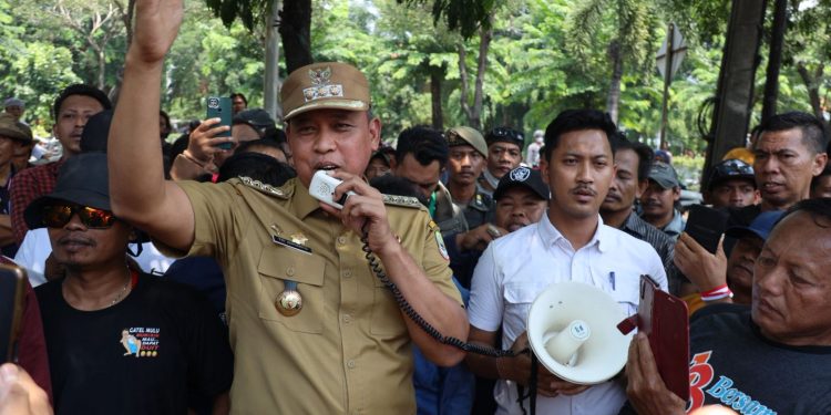 Wali Kota Bekasi Duduk Bersama Massa Aksi, Serap Aspirasi di Tengah Jalan