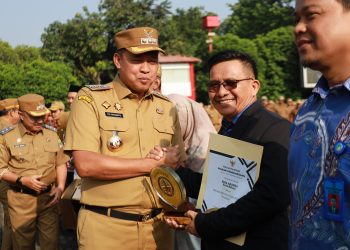 Pemerintah Kota Bekasi Serahkan Penghargaan Sekolah Adiwiyata Tahun 2025