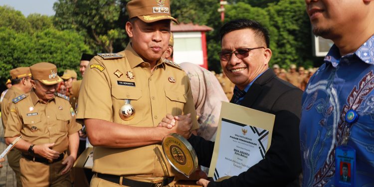 Pemerintah Kota Bekasi Serahkan Penghargaan Sekolah Adiwiyata Tahun 2025