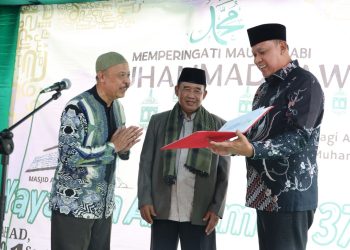 Wali Kota Bekasi Serahkan IMB Yayasan Al Hikmah, Pastikan Gratis, Mudah, dan Berikan Dukungan Pembangunan Wilayah.