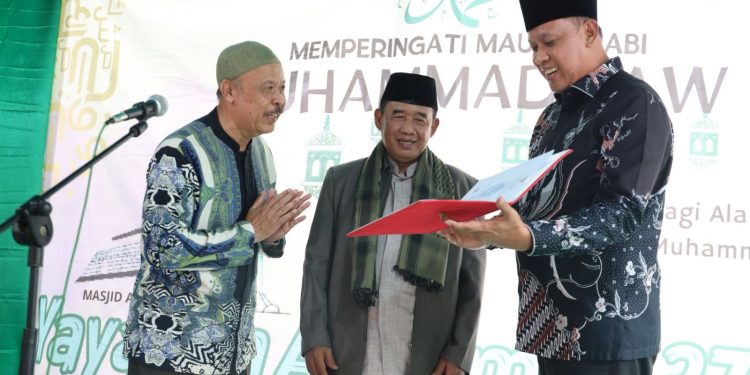 Wali Kota Bekasi Serahkan IMB Yayasan Al Hikmah, Pastikan Gratis, Mudah, dan Berikan Dukungan Pembangunan Wilayah.
