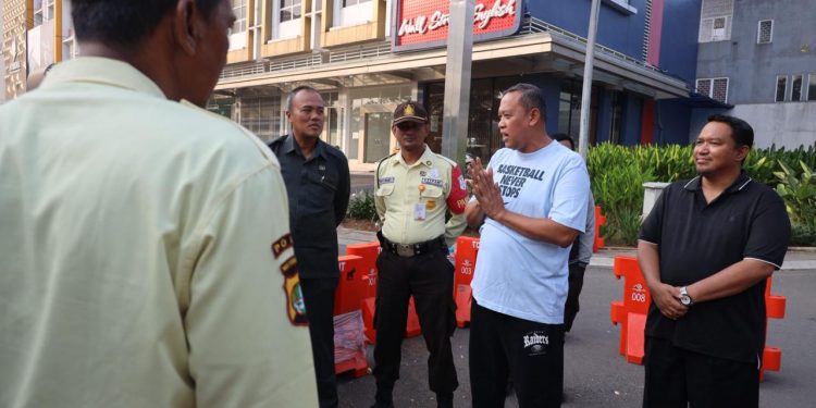 Wali Kota Bekasi Temui Langsung Satpam Sumarecon atas Kesiapsiagaan Jaga Kondusivitas Kota, Stick Golf Jadi Simbol