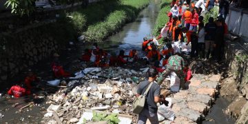 Pandawara dan Wali Kota Bekasi, Tri Adhianto Kolaborasi Aksi Bersih Kali Kapuk