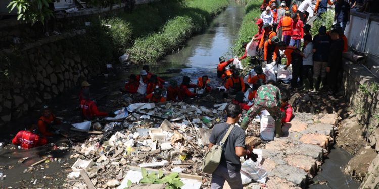Pandawara dan Wali Kota Bekasi, Tri Adhianto Kolaborasi Aksi Bersih Kali Kapuk