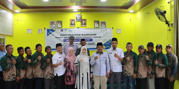 Bupati Anwar Sadat Didampingi Ketua TP PKK Salurkan Bantuan Sosial bagi Lansia, Disabilitas, dan Masyarakat Kurang Mampu di Bram Itam