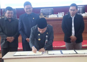 Haris Teken Nota Kesepakatan Perubahan KUA – PPAS Tahun Anggaran 2025 Dengan Ketua DPRD Provinsi Jambi