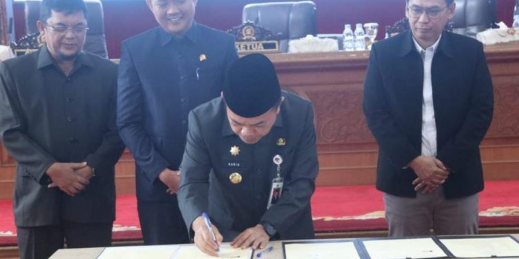 Haris Teken Nota Kesepakatan Perubahan KUA – PPAS Tahun Anggaran 2025 Dengan Ketua DPRD Provinsi Jambi
