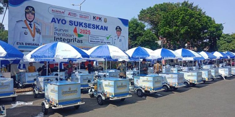 Pemkot Bandar Lampung Dorong UMKM Naik Kelas Lewat Bantuan 100 Gerobak Motor Listrik